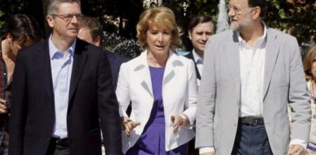 El presidente del PP, Mariano Rajoy (d), acompañó a la presidenta de la Comunidad de Madrid, Esperanza Aguirre, y al alcalde de la capital, Alberto Ruiz Gallardón, en el acto principal de la jornada electoral del Partido Popular celebrado hoy en la explanada de Madrid Río