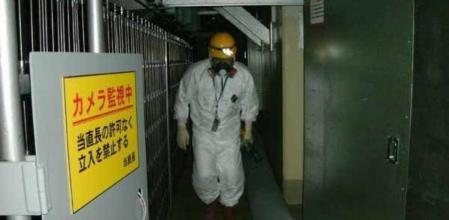 Un operario entra en el reactor uno de Fukushima.