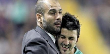 Pep Guardiola se abraza con David Villa