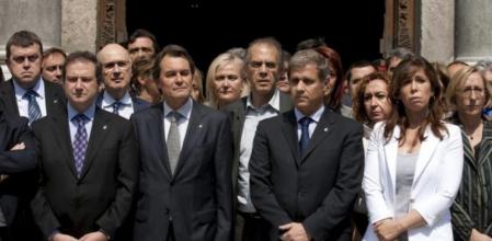 De izq. a der., el alcalde de Barcelona, Jordi Hereu; el portavoz de CIU en el Congreso, Josep Antoni Duran i Lleida; el presidente de la Generalitat, Artur Mas; los candidatos a la alcaldía, Ricard Gomá (ICV) y Alberto Fernández Díaz (PPC) y la presidenta de los populares en Catalunya, Alicia Sánchez-Camacho, durante el minuto de silencio que han guardado a mediodía de hoy en la Plaza de San Jaume