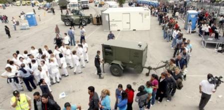 Numerosas personas hacen cola para recoger su comida en Lorca