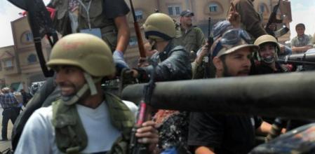 Rebeldes libios en Misrata celebran la toma del aeropuerto de la ciudad