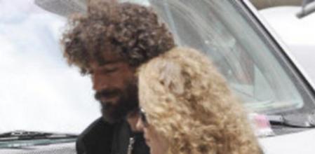 Silvia Abascal sale de un taxi con su pareja en el centro de Madrid