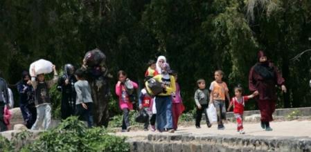 Cientos de sirios, la mayoría mujeres y niños, abandonan el país para dirigirse a Líbano.