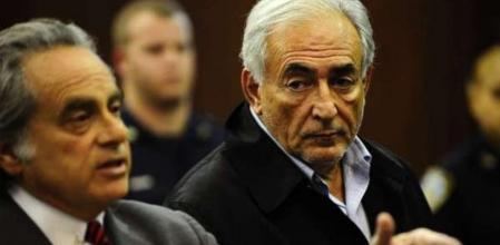 Dominique Strauss-Kahn con su abogado Benjamin Brafman en la vista sobre su presunta agresión sexual a una camarera en Nueva York