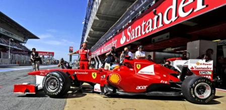 Fernando Alonso sale de los pits para la primera sesión de entrenamientos libres en el circuito de Montmeló
