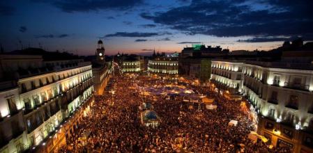 Imagen aerea de la plaza de la Puerta del Sol llena hasta los topes de ciudadanos 'indignados'