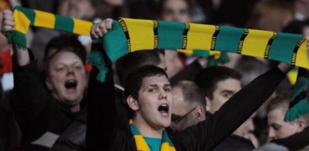 Aficionados contrarios a la gestión de los Glazer, con sus características bufandas verdes y doradas