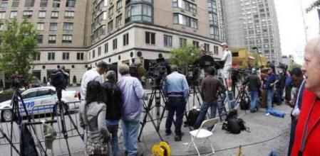 Expectación ante el Bristol Plaza. Despliegue mediático a la entrada del lujoso edificio Bristol Plaza, en la zona este de Manhattan, donde Anne Sinclair, la mujer de Strauss-Kahn, intentó alquilar un apartamento