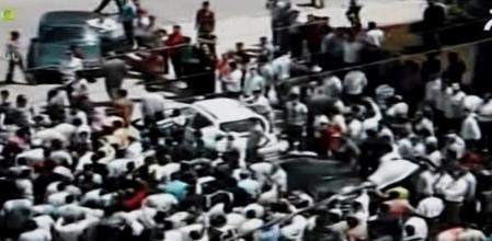 Una imagen tomada de la cadena televisiva Al Arabiya del viernes 20 de mayo de 2011 en la que se muestra a la gente protestando en un barrio de Damasco.