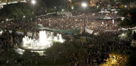 Miles de personas continuan concentradas en la plaza de Cataluña de Barcelona, para reivindicar una conciencia social duradera y un giro en la democracia.