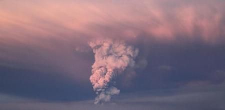 Imagen de la humareda que desprende el volcán islandés Grimsvotn
