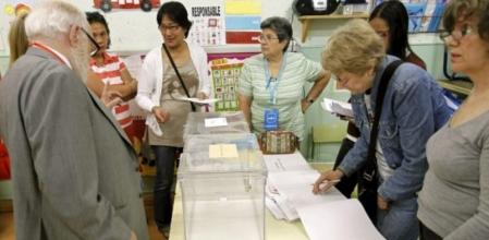Constitución de una de las mesas electorales para comprobar el material y la documentación correspondiente para el desarrollo de la votación en el madrileño colegi de Pi i Margall.