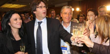 Carles Puigdemont, de CiU, celebrando la victoria en las elecciones municipales de Girona 2011
