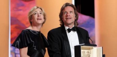 Los productores Bill Pohlad y Dede Gardner recogen, en nombre del director Terrence Malick, la Palma de Oro por el film 'The Tree of Life', en la la 64º edición del Festival de Cannes