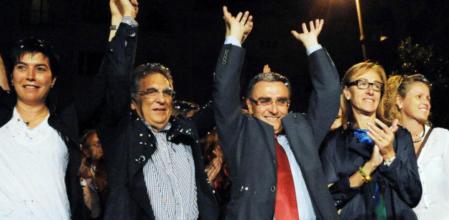 Àngel Ros (tercero, con corbata roja) celebra sus buenos resultados para la alcaldía de Lleida