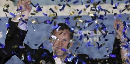 El presidente del PP, Mariano Rajoy, celebra la victoria, esta noche en la sede del PP en Madrid, tras conocer los resultados de las elecciones municpales y regionales.