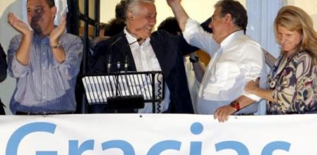 El secretario general del PP de Sevilla, Jose Luis Sanz, el presidente de este partido en Andalucía, Javier Arenas, y el candidato por Sevilla, Juan Igcnacio Zoido, y su esposa (i-d), en el balcón de la sede del PP en Sevilla