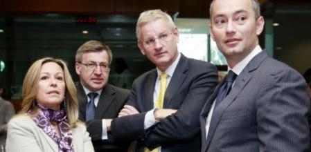 La ministra de Asuntos Exteriores española, Trinidad Jiménez; su homólogo belga, Steven Vanackere; el responsable de Exteriores sueco, Karl Bild y su homólogo búlgaro, Nikolai Mladenov, conversan antes de dar comienzo la reunión del consejo de ministros de Asuntos Exteriores de la Unión Europea este, lunes 23 de mayo de 2011 en Bruselas.