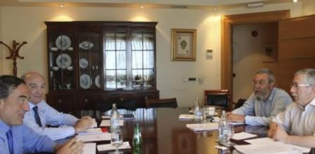 El presidente de la CEOE, Juan Rosell, a la izquierda con camisa azul, y los secretarios generales de CCOO, Ignacio Fernández Toxo, y de UGT, Cándido Méndez, respectivamente, durante la reunión que han mantenido este martes para impulsar la reforma de la negociación colectiva.