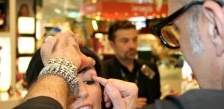 El EMEA de Bobbi Brown maquilla estos días en Plaza Catalunya