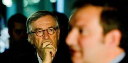 Xavier Trias observa, en segundo plano, un desenfocado Jordi Hereu