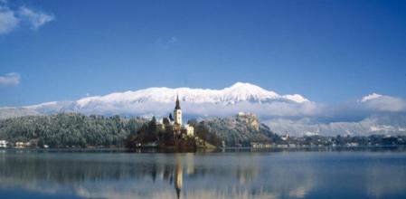 El lago de Bled con los Alpes Julianos al fondo