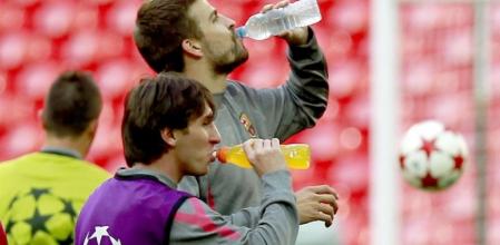 Piqué y Messi durante el entrenamiento celebrado ayer en Wembley