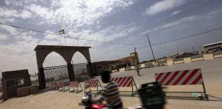 Un motociclista pasa cerca del paso de la frontera de Rafah, al sur de la Franja de Gaza