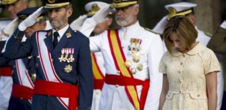 La ministra de Defensa, Carme Chacón, junto al Jefe de Estado Mayor de la Defensa (JEMAD), general José Julio Rodríguez (i), durante la jura de bandera que se ha celebrado esta tarde en Málaga con motivo del Día de las Fuerzas Armadas