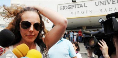 Rocío Carrasco en el hospital de la macarena atiende a los medios de comunicación que le interrogan sobre el estado de Ortega Cano