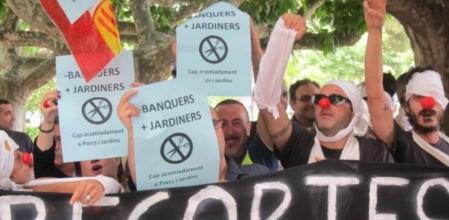 Más de 500 trabajadores públicos de la Generalitat han clamado este martes a las puertas del Parlament contra los Presupuestos de la Generalitat para el 2011 que el conseller de Economía, Andreu Mas-Colell, entregará en las próximas horas en la Cámara catalana