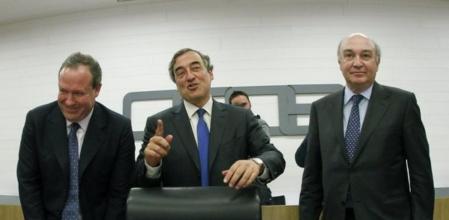El presidente de la CEOE, Juan Rosell, presidente de Cepyme, Jesús Terciado, y el secretario genearl de la CEOE, José María Lacasa, durante la ruenda de prensa que han ofrecido tras la ruptura de las conversaciones sobre la reforma de la negociación colectiva.