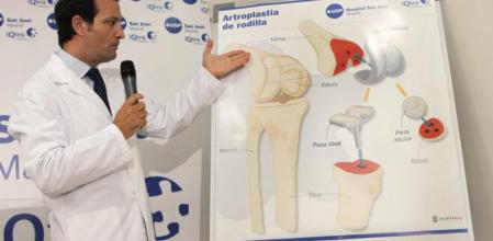 El traumatólogo Ángel Villamor, durante la rueda de prensa que ha ofrecido esta tarde en Madrid tras la intervención quirúrgica efectuada al rey Juan Carlos