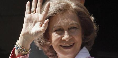 La reina Sofía saluda a su llegada este mediodía al hospital madrileño donde está ingresado el rey Juan Carlos para visitar al monarca, que ayer fue intervenido quirúrgicamente para implantarle una prótesis de rodilla