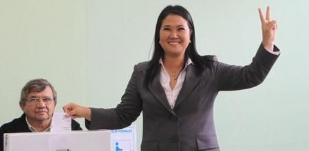 Los dos aspirantes a la Presidencia de Perú, Ollanta Humala y Keiko Fujimori, han depositado ya su voto para la segunda vuelta de las elecciones que se celebra este domingo