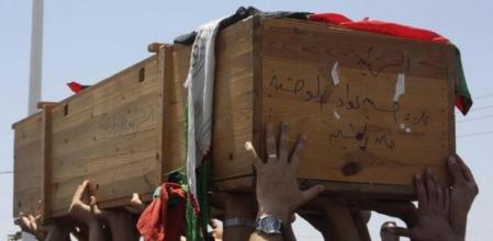 Palestinos portan el ataúd de otro palestino muerto tras los disparos israelíes en una ciudad cercana a la capital siria, Damasco.