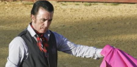 Ortega Cano dando unos pases de capote en su finca Yerbabuena