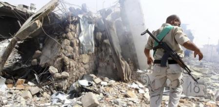 Un soldado libio camina entre escombros en las inmediaciones del palacio de Gadafi en Trípoli.