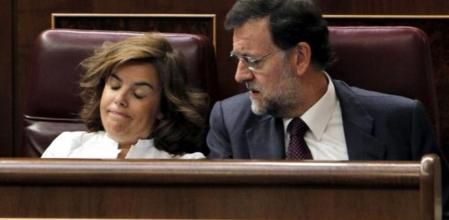 El líder del PP, Mariano Rajoy, junto a la portavoz Soraya Saenz de Santamaría, durante la sesión de control al Gobierno del pleno del Congreso.