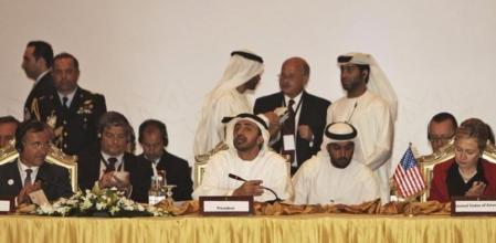 Los titulares de Exteriores de Italia, Franco Frattini; de Emiratos Árabes Unidos (EAU), el jeque Abdalá bin Zayed al Nahyan, y de EEUU, Hillary Clinton, en la rueda de prensa del Grupo de Contacto para Libia.