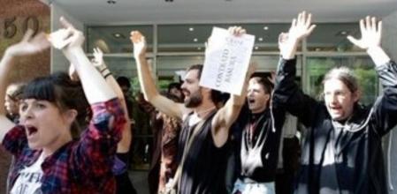 Grupos de indignados en la sede de la patronal CEOE en Madrid, que preside Juan Rosell