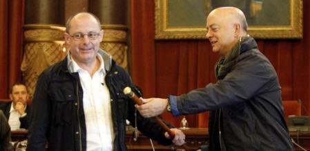 Odón Elorza entrega la 'makila' -vara de mando- al nuevo primer edil de San Sebastián, Juan Karlos Izagirre