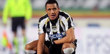 El delantero chileno del Udinese, Alexis Sánchez, es rápido y con una gran capacidad de desborde, es uno de los delanteros pretendidos por el Barça para diversificar sus opciones de ataque