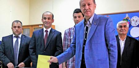 El primer ministro turco, Recep Tayyip Erdogan, ejerce su derecho al voto en un centro electoral en Estambul (Turquía)