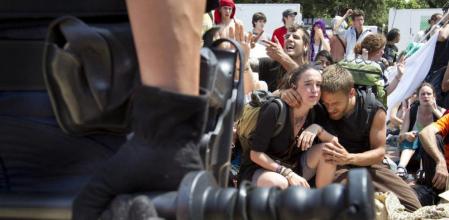 El desalojo de Plaza Catalunya para realizar tareas de limpieza acabó en una carga policial de los Mossos contra los activistas