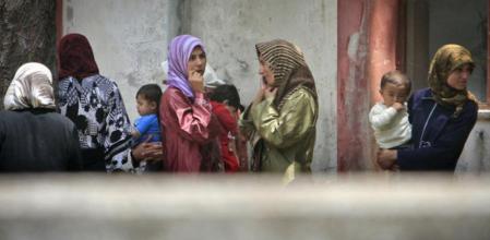 Mujeres y niños en un campamento de refugiados de la ciudad siria de Jisr al-Shughour en la frontera con Turquía