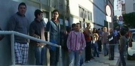Un grupo de personas sin trabajo hace cola para registrarse ante una oficina del Inem