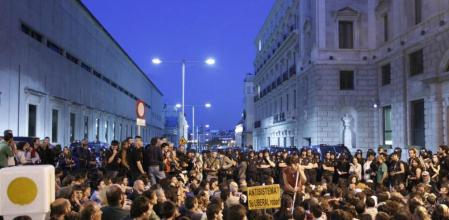 Cientos de indignados del Movimiento 15-M se concentran en las inmediaciones del Congreso de los Diputados para protestar por la reforma de la negociación colectiva