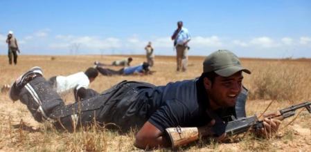 Unos soldados libios rebeldes participan en un entrenamiento para poder combatir contra las fuerzas leales al líder libio, Muamar el Gadafi, en la frontera cerca de Misrata.